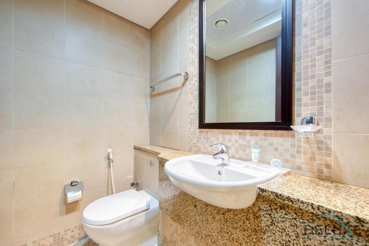 Apartment Elegant With Balcony & Prime Location By Deluxe Homes