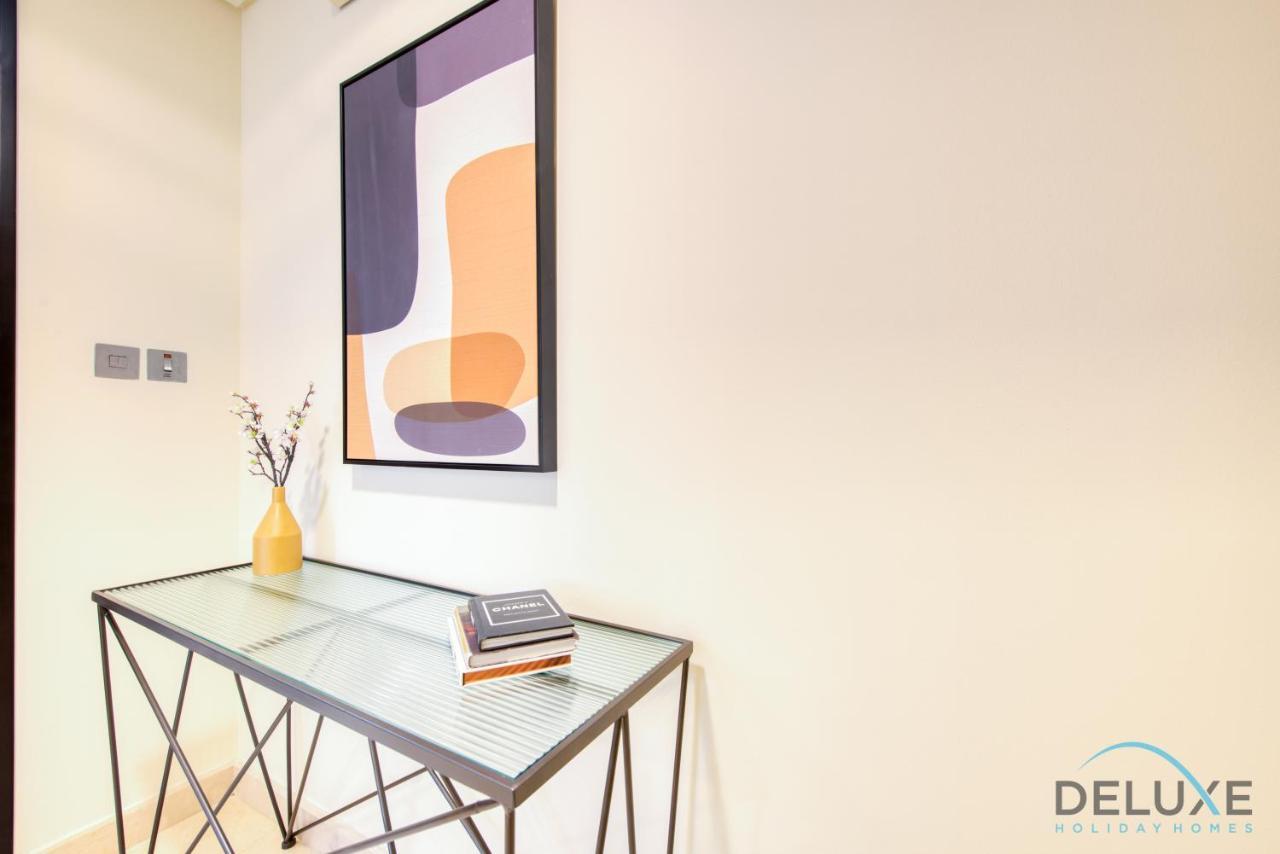 Apartment Elegant With Balcony & Prime Location By Deluxe Homes